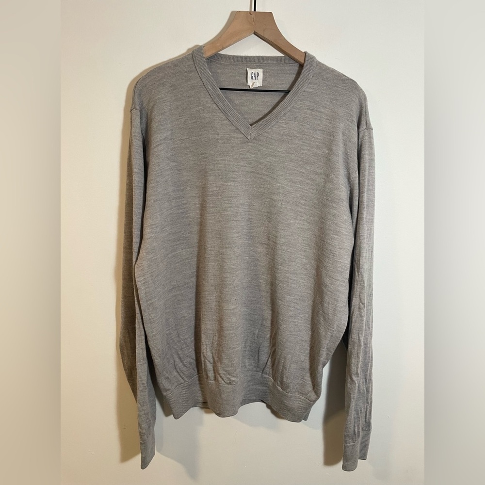 GAP Mens V Neck Sweater 100% Extra Fine Merino Wool Light Gray Size XL